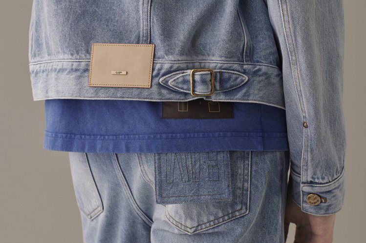 2019年Virgil Abloh創立的「Staples」系列，皮革縫片上的訂書針金屬釘片、牛仔褲口袋以及棉衫下襬的摺疊收納標籤，都讓增添設計精緻感。圖／LV提供
