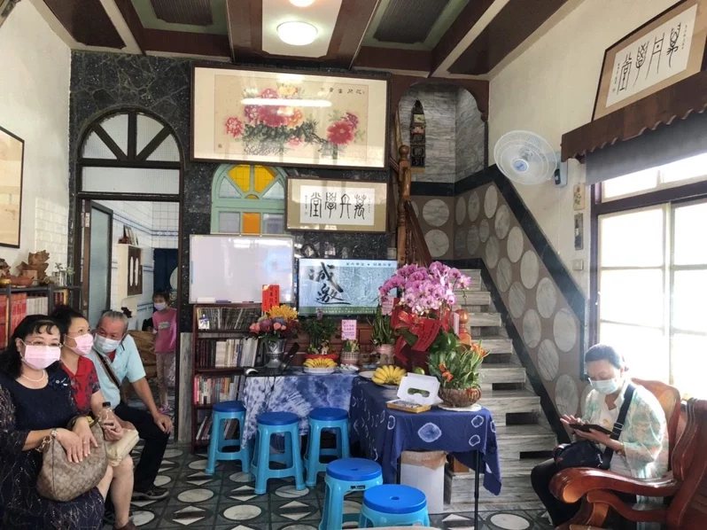 55歲高振益築夢，將屏東萬丹老家打造為學堂。 圖／王慧瑛 攝影