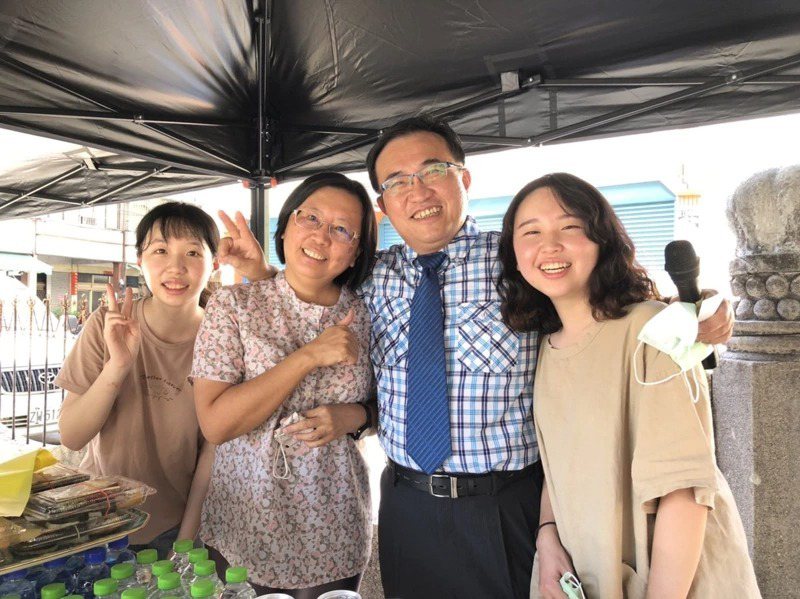 記者王慧瑛／攝影 獲得妻子、2個女兒支持，是高振益（右二）中年返鄉圓夢動能。