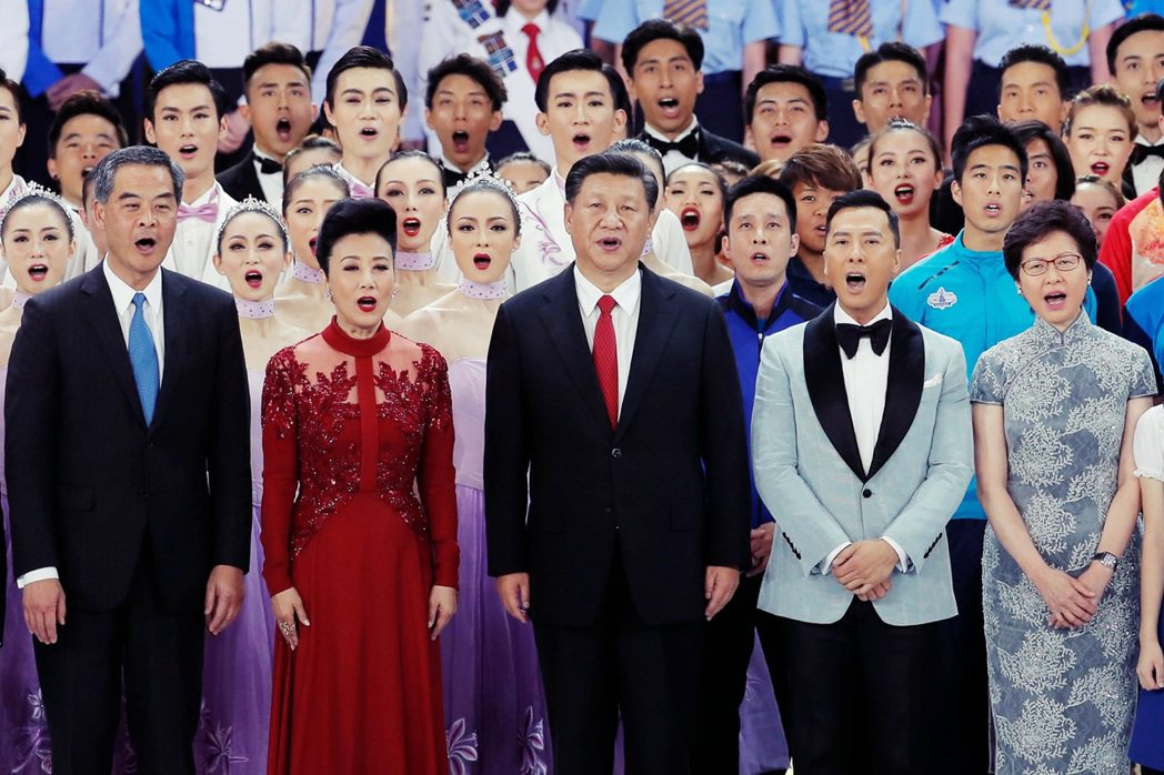 2017年習近平在香港合唱中國國歌，紀念香港主權移交20週年。佔在第一排的人還有...