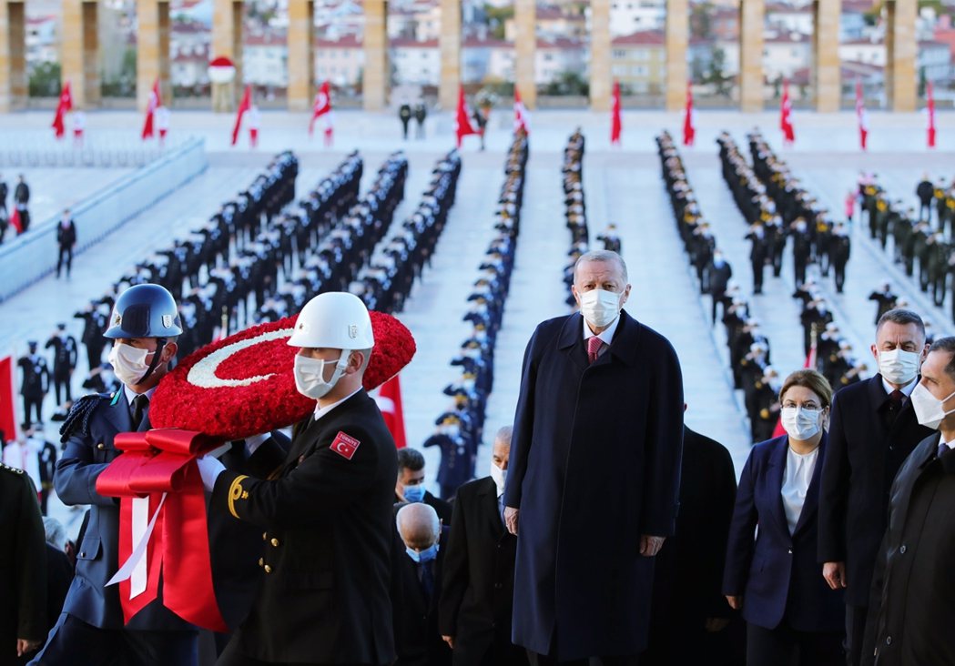 今年11月10日是凱末爾的83周年忌日，以總統厄多安為首的土耳其全國進行哀悼凱末...