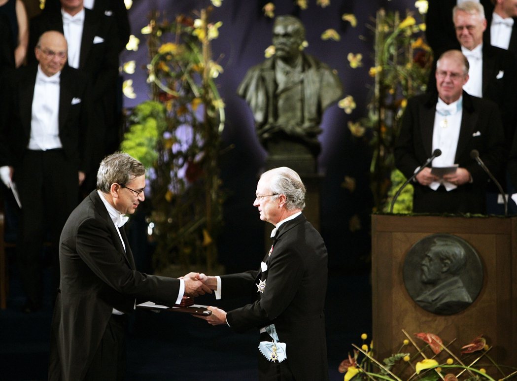 2006年帕慕克在瑞典斯德哥爾摩的諾貝爾頒獎典禮上獲得文學獎殊榮。 圖／法新社