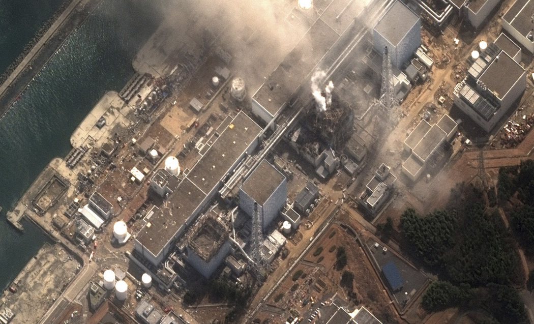 位於福島的福島第一核能發電廠，也因海嘯襲擊造成備用發電機組損毀。 圖／路透社