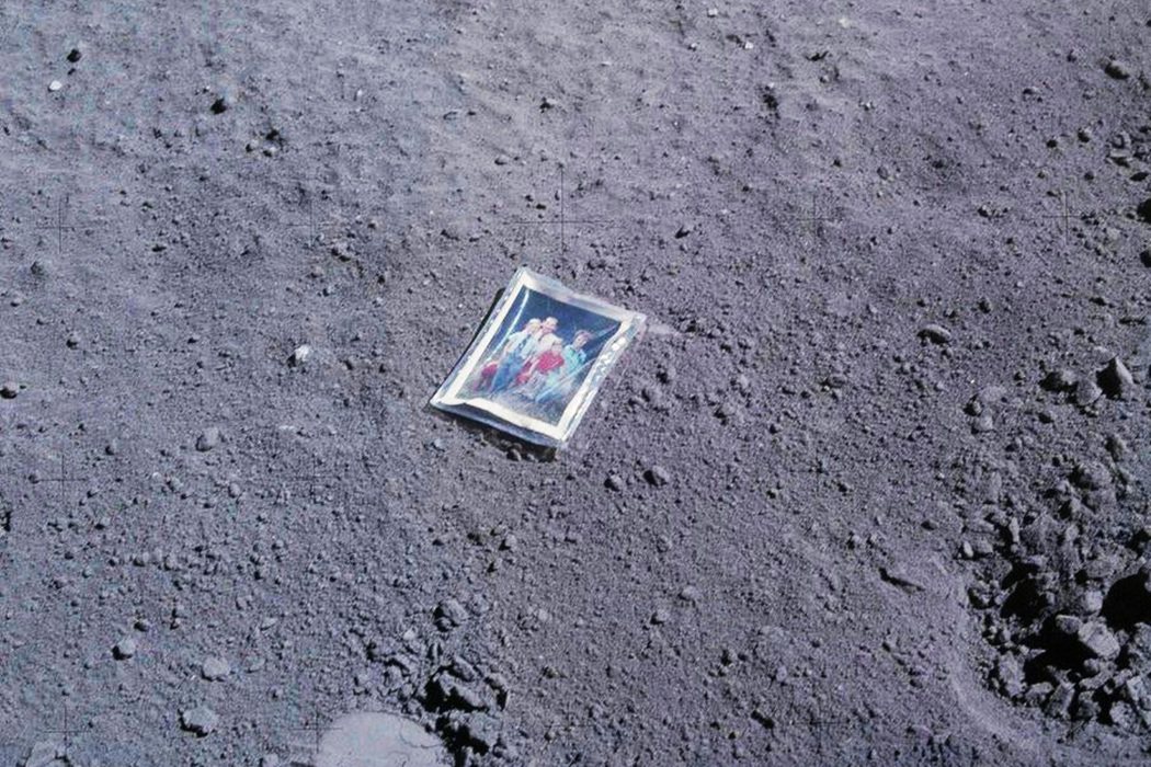 「我去年賺的錢，都給月球上的白人了嗎？」圖為1972年阿波羅16號的太空人，在月...