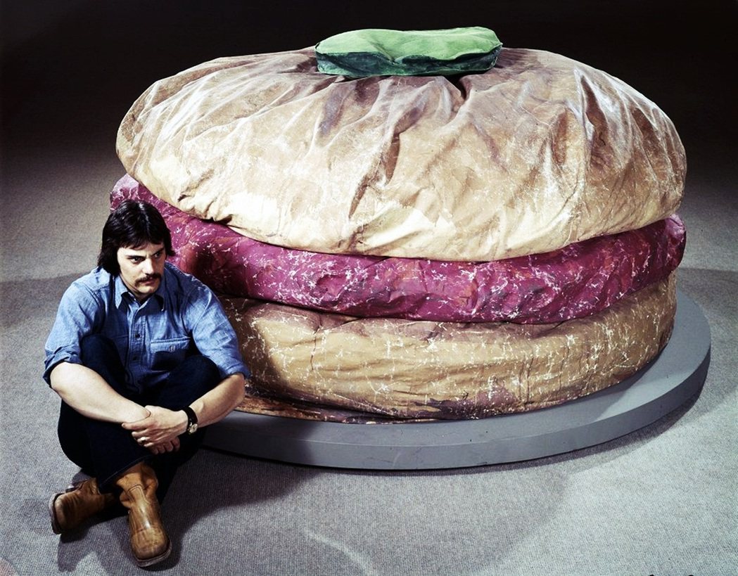 歐登柏格巨大化日常物品的裝置藝術相當知名：巨型漢堡、巨型冰淇淋、巨型插頭、巨型晾...