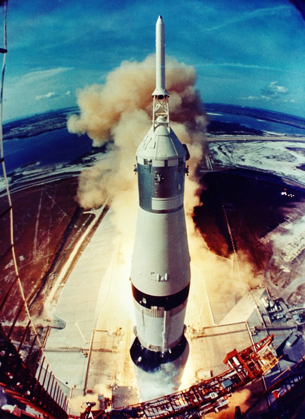 1969年7月阿波羅11號載著三位太空人首度登上月球，完成甘迺迪定下的目標。 圖...