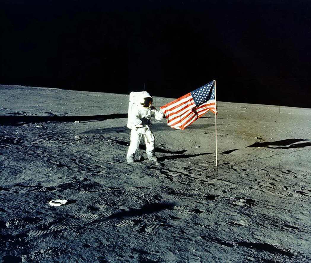 1969年11月，美國阿波羅計畫的第二次登月任務，阿波羅12號的指令長康拉德（P...