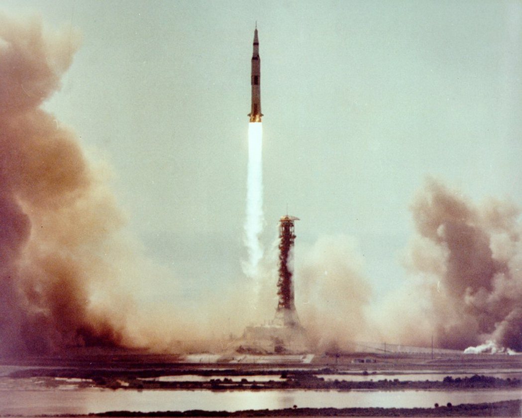 1969年7月16日阿波羅11號升空，此為人類史上第一次登陸月球的載人太空飛行，...