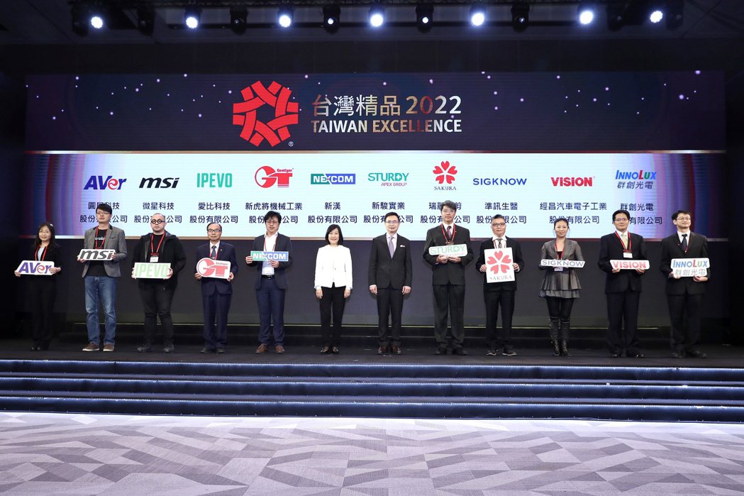 新漢車載電腦產品榮獲3座台灣精品獎，副總經理劉俊君代表領獎。 新漢/提供