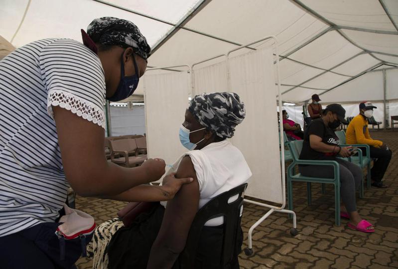 圖為南非民眾接種疫苗。 美聯社