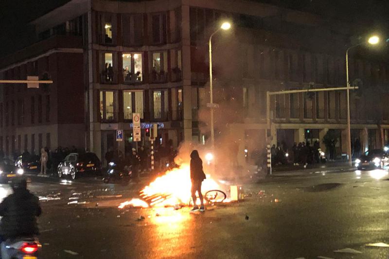荷蘭第三大城海牙20日的街頭抗議，示威者除跟鎮暴警察發生暴力衝突，還縱火燒自行車。近日歐洲多國爆發反封鎖抗議浪潮，甚至演變成暴力騷亂。歐新社
