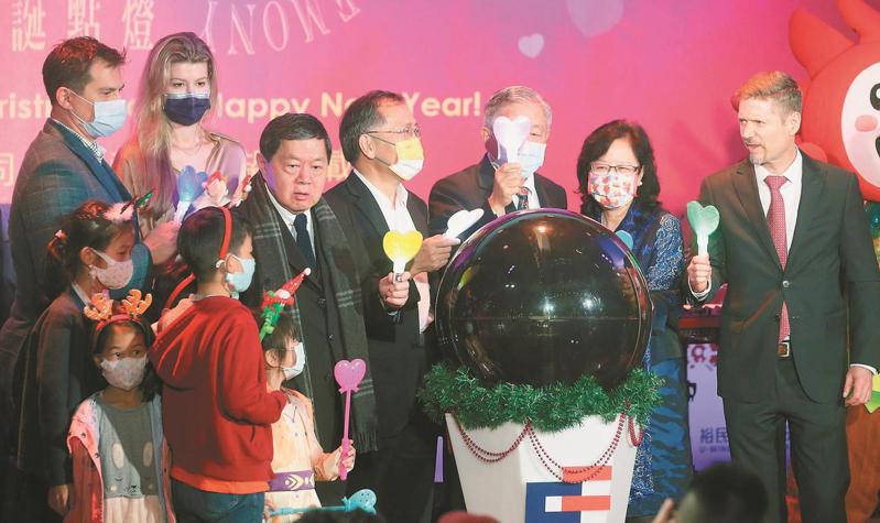 遠東集團昨舉行耶誕點燈，遠東集團董事長徐旭東（左三）邀請來賓點燈。記者胡經周／攝影