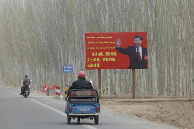 近年中國政府迫害新疆人權一事受到國際關注，如今一份先前從未公開的文件揭露2014年國家主席習近平等中央高層會議紀錄，其中主要提到對新疆維吾爾和其他少數民族的迫害。美聯社