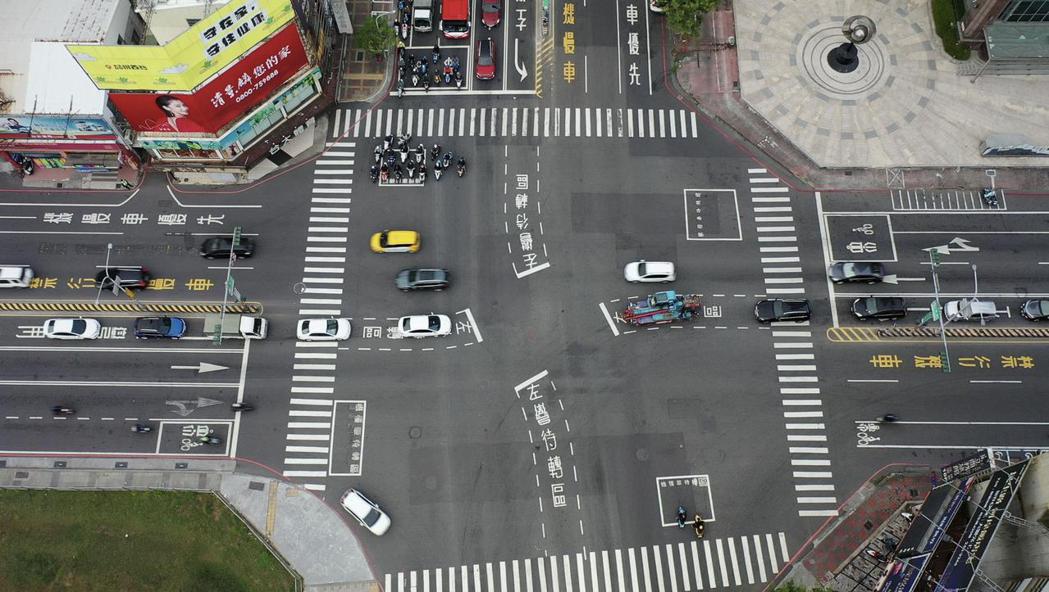 台南市交通局推動易壅塞路廊第1期交通改善計畫，改善尖峰時段平均車速。圖／南市交通局提供