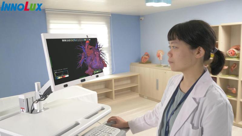成大醫學院胸腔外科醫師陳盈元展示採用群創光電的裸視3D胸腔外科教學解決方案成果。群創／提供