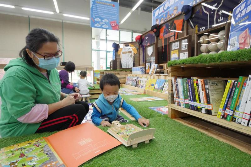 文化局將棒球場搬進了圖書館內，希望透過棒球書展，讓更多孩子藉由閱讀認識棒球運動。圖／新竹縣府提供