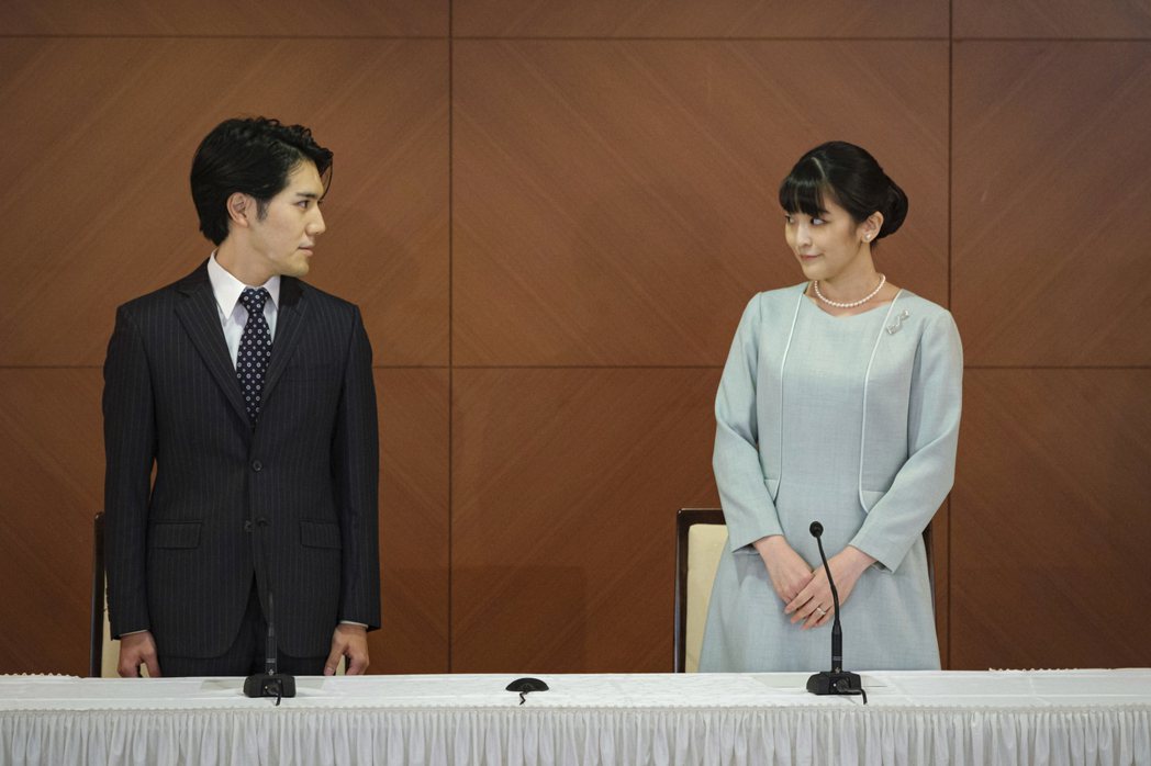 真子10月26日結婚後與夫婿小室圭在東京飯店開記者會。（美聯社）