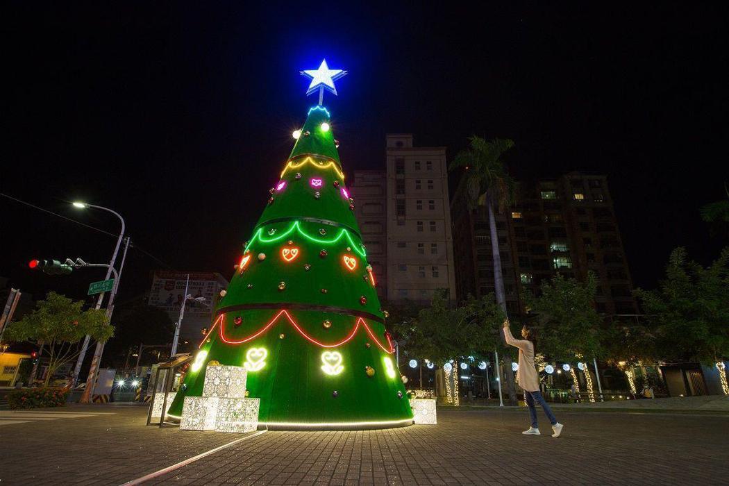 台南耶誕節以3部曲陸續展開，新營文化中心「豐盛之樹─幸福的串連」率先試燈。圖／南...