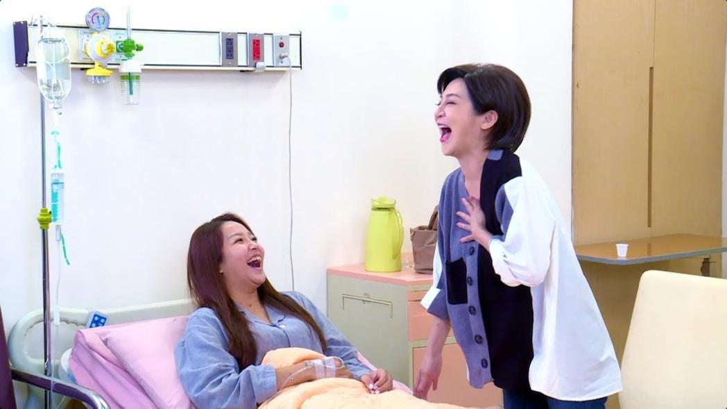 賴慧如（左）、王彩樺拍「黃金歲月」醫院戲，前一秒才哭成一團，接著竟開懷大笑。圖／...
