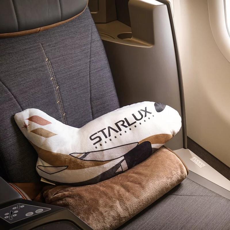 機上則有貼心好禮包，包括A350 XWB 飛機抱枕毯，要贈送給搭乘曙光班機的旅客...