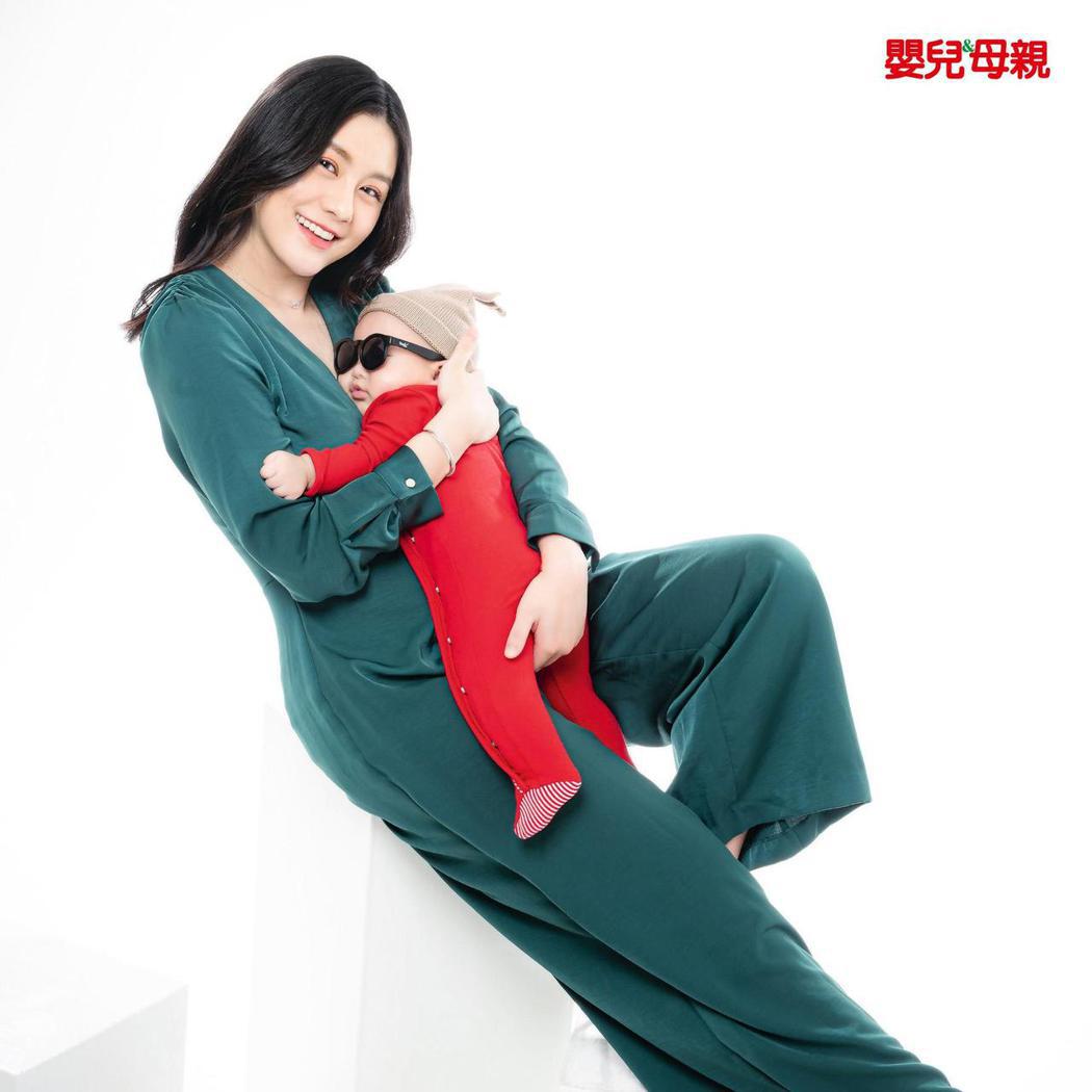 小蠻抱兒「至尊寶」拍攝雜誌封面。圖／嬰兒與母親雜誌提供