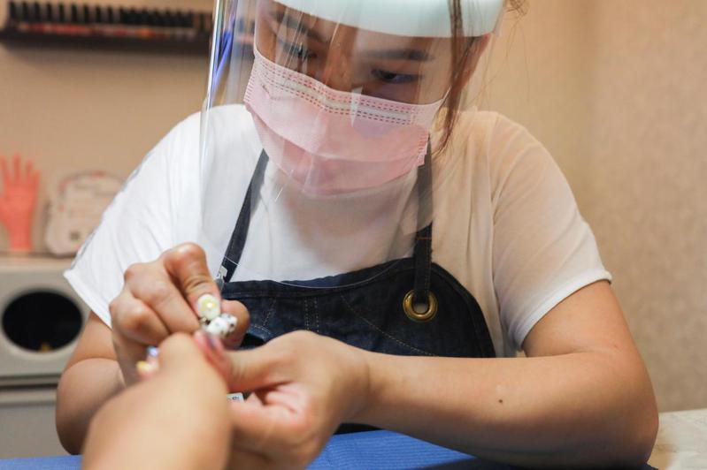 拜疫苗接種率大增以及當局計劃放寬一些旅行規定之賜，台灣11月在彭博全球防疫韌性排名大幅進步12名，至第35名。路透