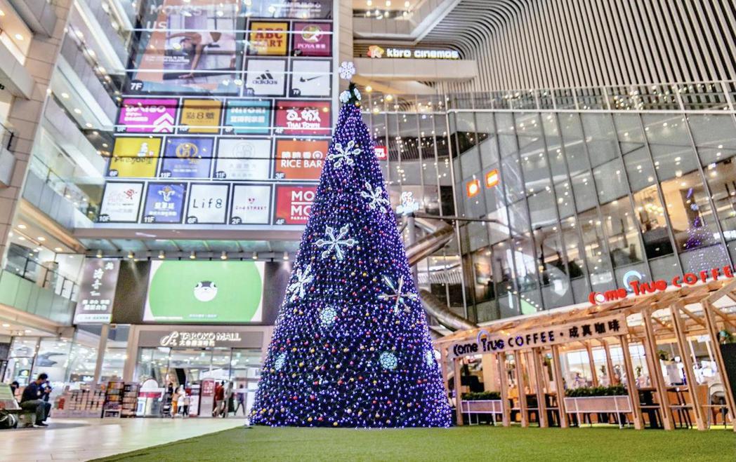 大魯閣新時代以浪漫柔和的紫色氛圍，打造象徵希望的「星幻紫聖誕樹」。記者宋健生/攝...