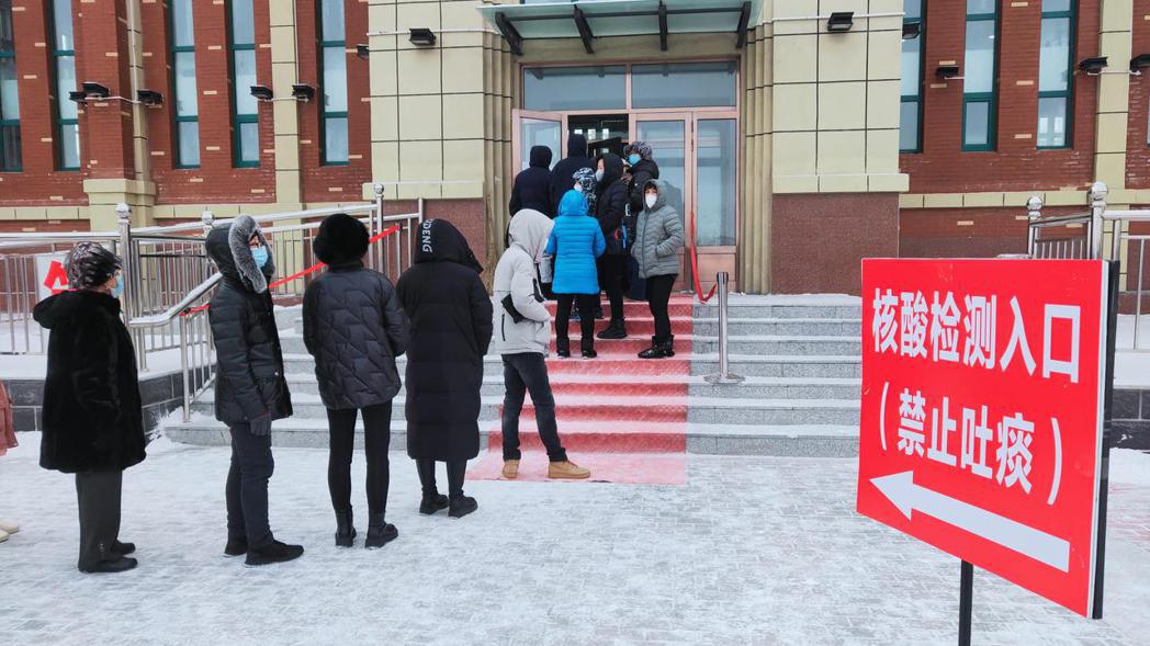 內蒙古滿洲里市11月30日舉行第三輪的全市核酸檢測工作，圖為11月28日，民眾進...