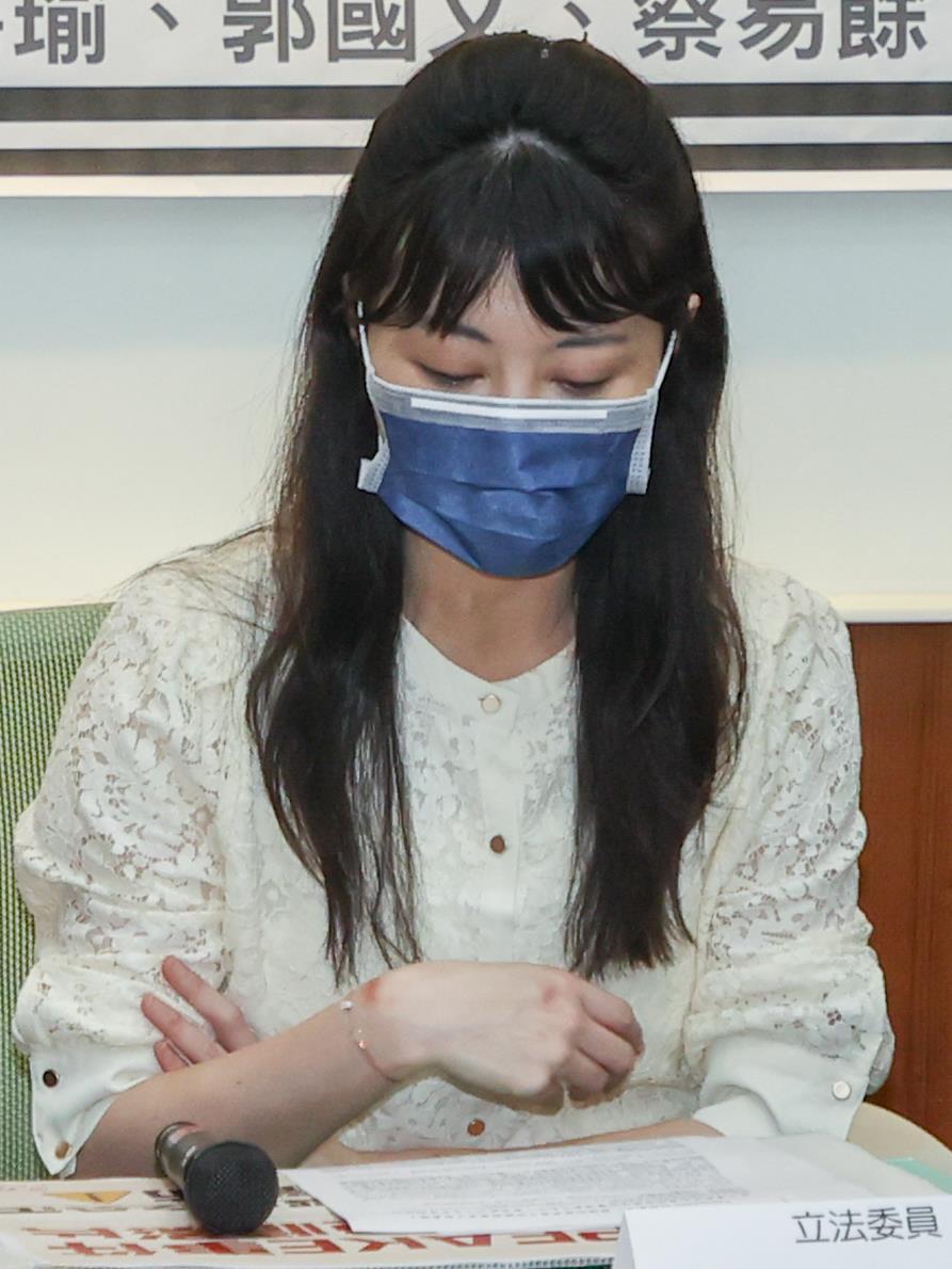 民進黨立委高嘉瑜指控男友林秉樞家暴，她廿二日出席記者會時戴著口罩遮住臉部，但右手上已有傷痕。記者曾原信／攝影