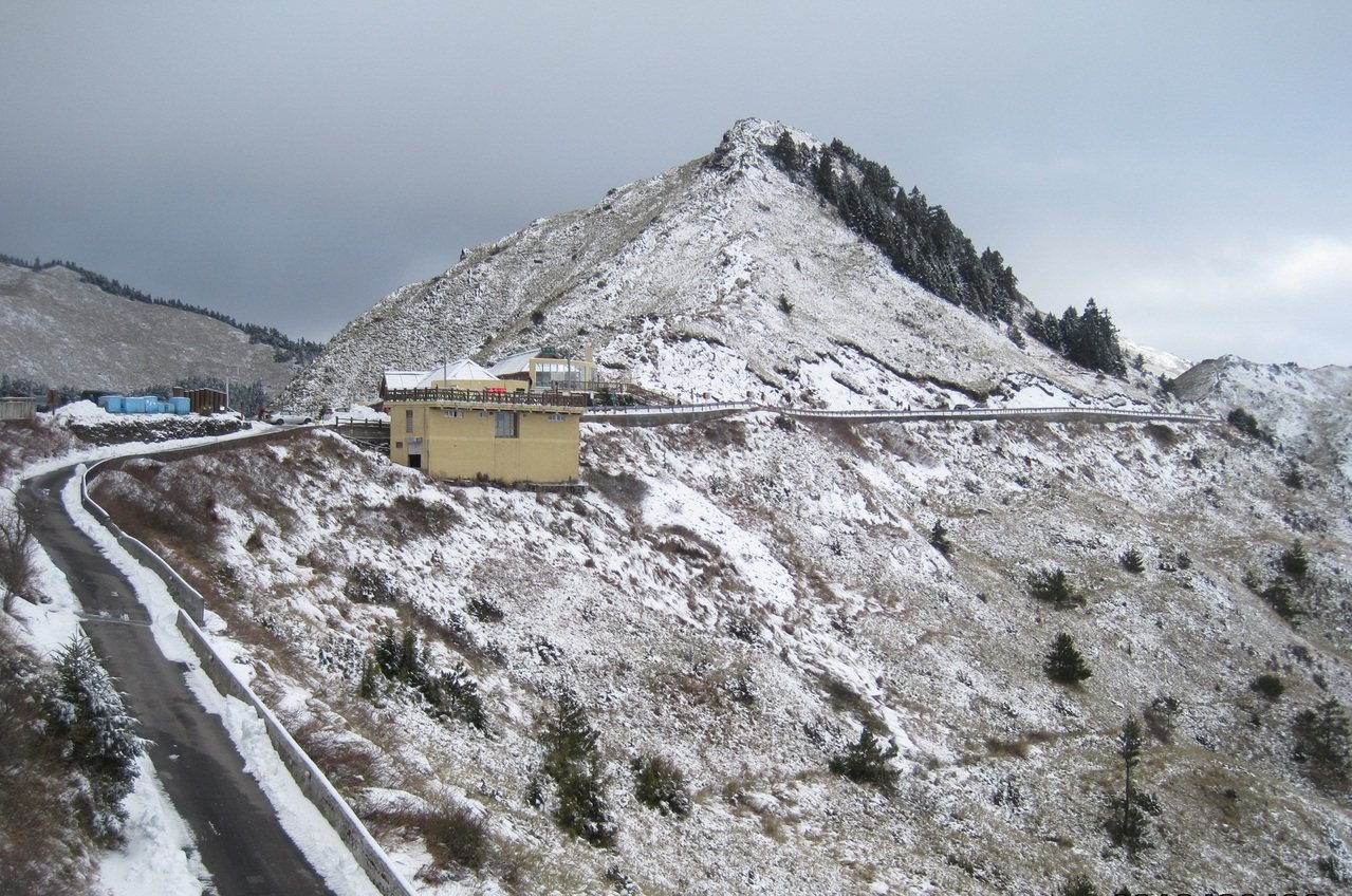 合歡山松雪樓覆上靄靄白雪，不少遊客衝上山賞雪。
 圖／東勢林管處 提供