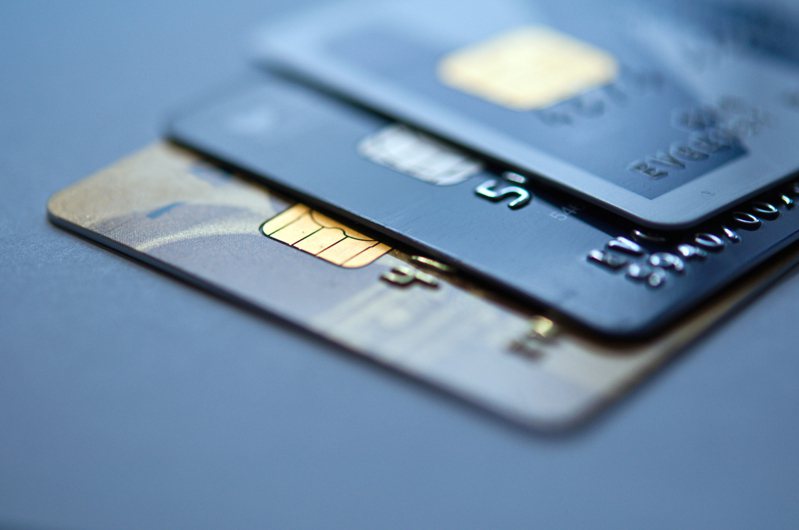 信用卡循環利息年利率15%，使用須謹慎注意。示意圖／ingimage授權