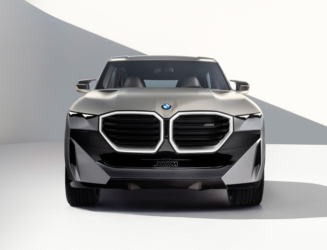 更大的雙腎水箱罩加上LED燈條凸顯XM的未來感與前衛設計。 圖／摘自BMW