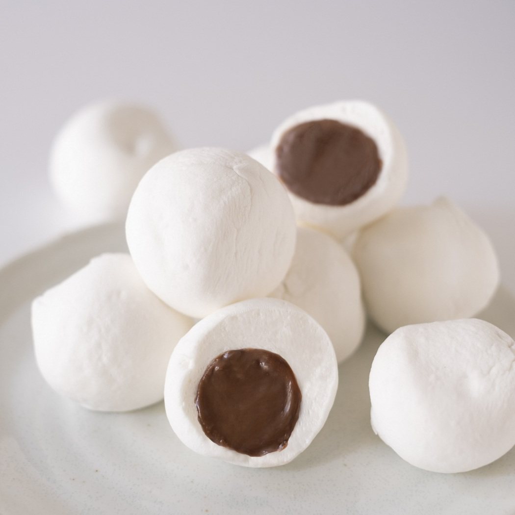 阿華田全新巧克力麥芽雪球濃心棉花糖即日起在寶雅、大潤發上市。業者/提供
