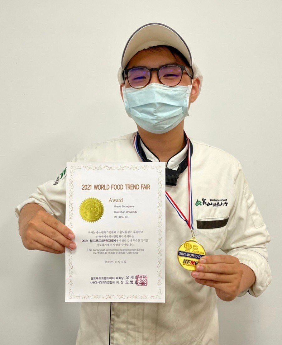 吳柏霖參加「藝術麵包」展示比賽獲金牌。 崑山科大/提供。