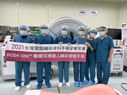 雙和醫院副院長林乾閔（左二）率領雙和團隊，於「2021台灣電腦輔助骨科手術學會年會」進行ROSA勵羅莎手術機器人示範教學。 友信集團/提供