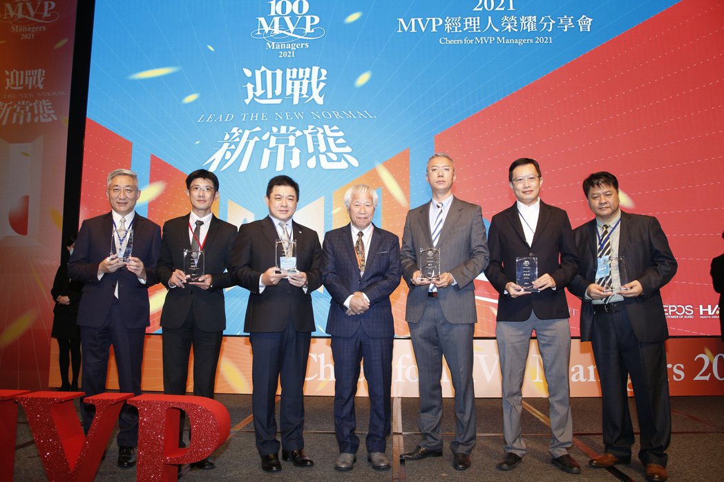 經理人月刊榮譽發行人何飛鵬(左四)與MVP經理人合影。 經理人月刊／提供
