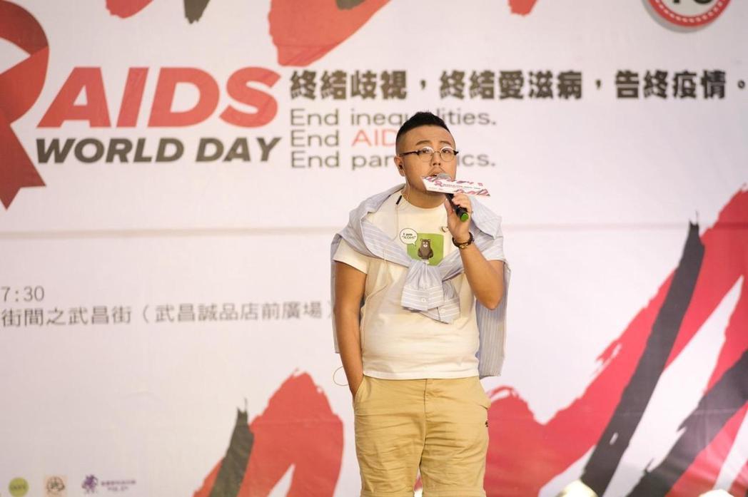 同志歌手登登(李杰勳)登上「2021世界愛滋日」舞台義唱。圖／同同情提供