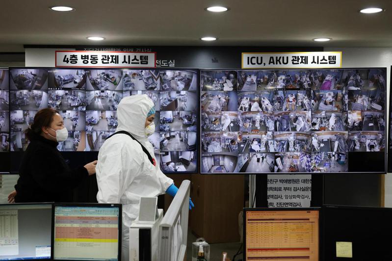 南韓自11月初起選擇實施「與病毒共存」後，疫情竟急遽升溫，連日單日新確診數不斷破紀錄，重症、死亡人數也不斷飆破疫情以來的新紀錄，1日更首度破5000單日確診數。路透