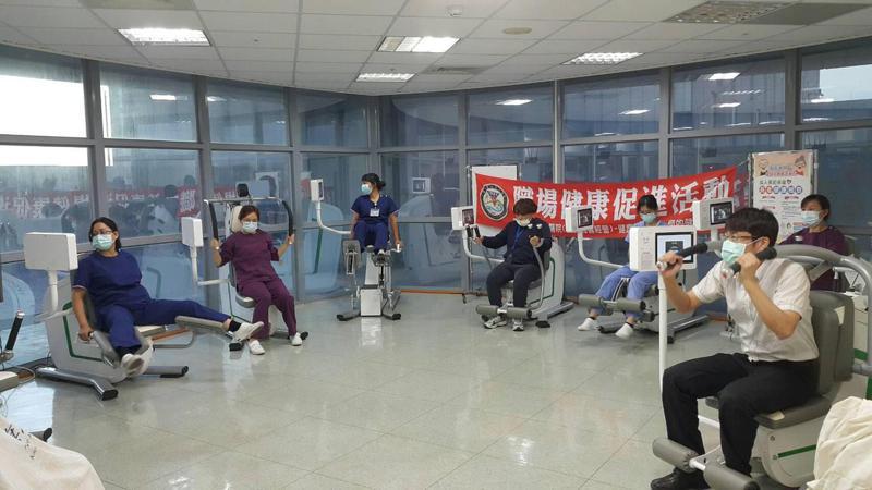 旗津醫院推廣智慧化環狀運動器材和健康量測站，有助提升肌力，降低跌倒率。記者王昭月／翻攝
