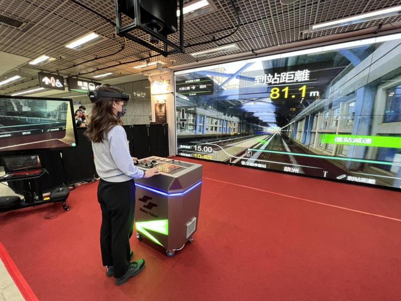 經濟部支持工研院與台北捷運公司攜手合作，首創「文湖線電聯車MR擴增虛擬運用」系統今(1)日啟動，打造更安全的訓練與乘車空間，圖為站務員正在模擬進站減速訓練。工研院/提供