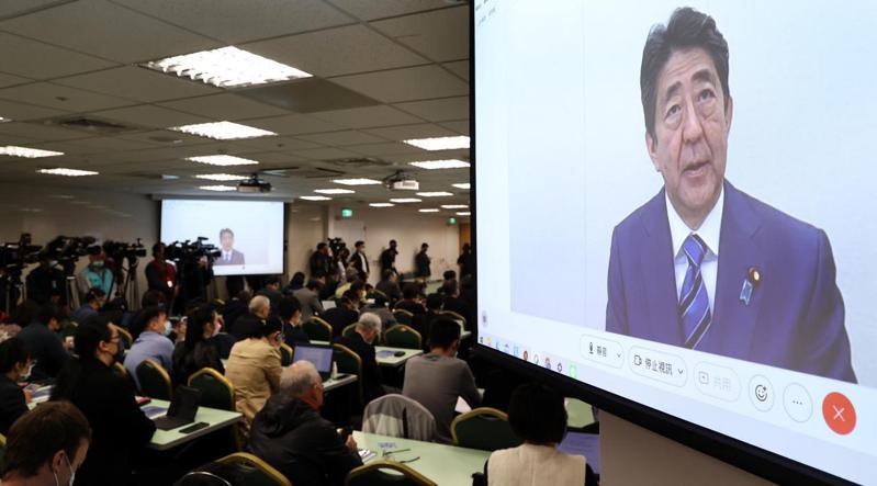 國策研究院上午邀請日本前首相安倍晉三以「新時代的台日關係」為題視訊演講。記者侯永全／攝影