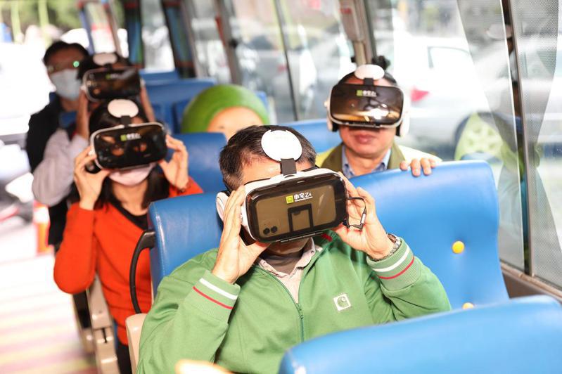 宜蘭市觀光巴士「奇蹟號」與「星空號」除了車內有人偶陪著旅行，乘客還能透過VR眼鏡，體驗線上虛擬實境暢遊景點的樂趣。圖／市公所提供