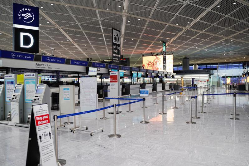 日本11月30日再次宣布關閉邊境來防堵Omicron變異株，圖為當天成田機場一處空無一人的國際線離境報到櫃台。新華社
