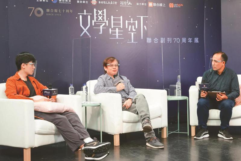 徐振輔(左起)、張貴興對談，沙力浪主持。記者曾原信／攝影
