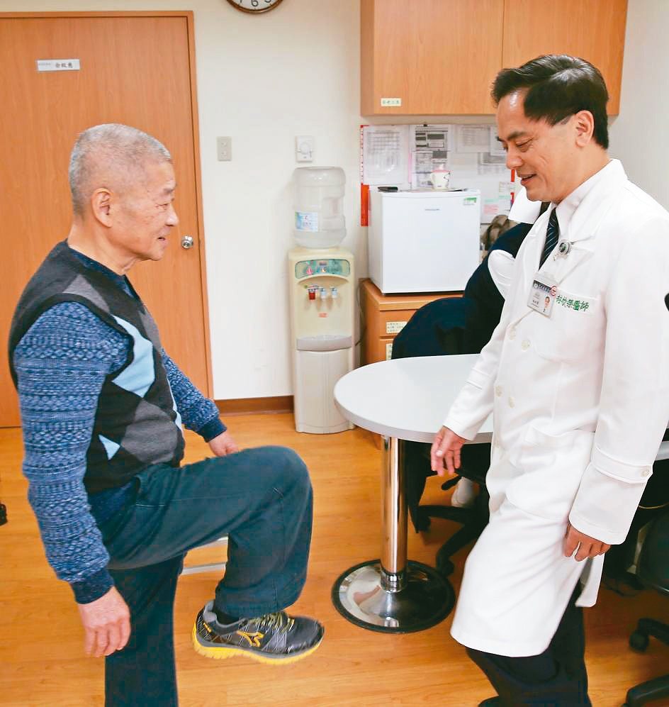 病患林先生（左）術後可以邁開大步向前走。花蓮慈濟醫院／提供