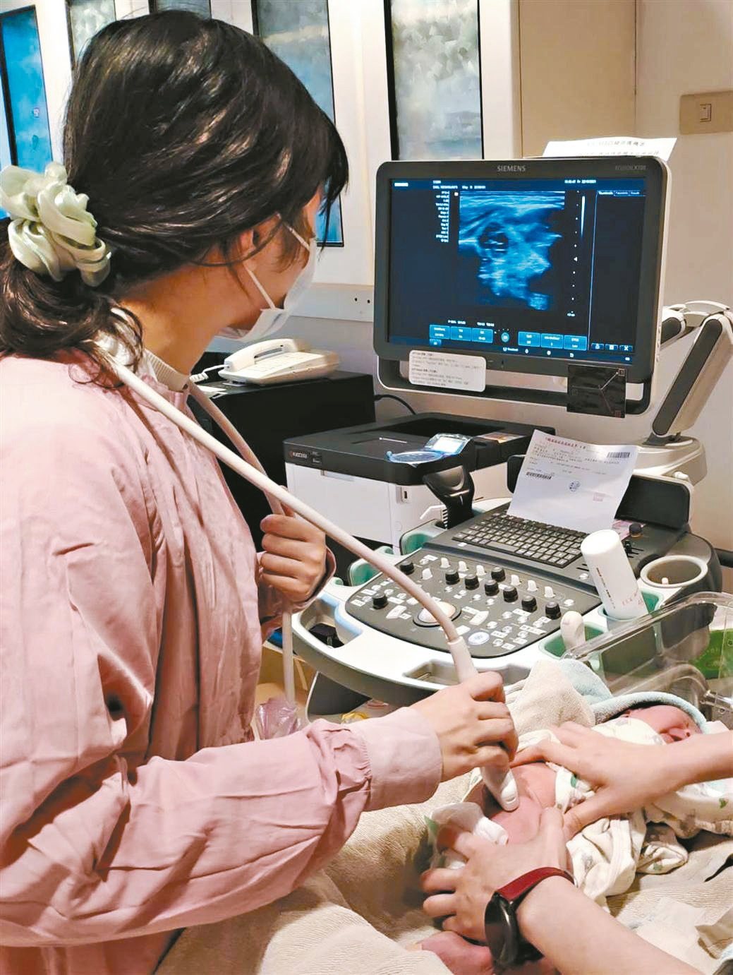 長庚醫院透過AI自動判讀髖關節構造，精準找出早期髖關節不良的嬰幼兒。長庚醫...