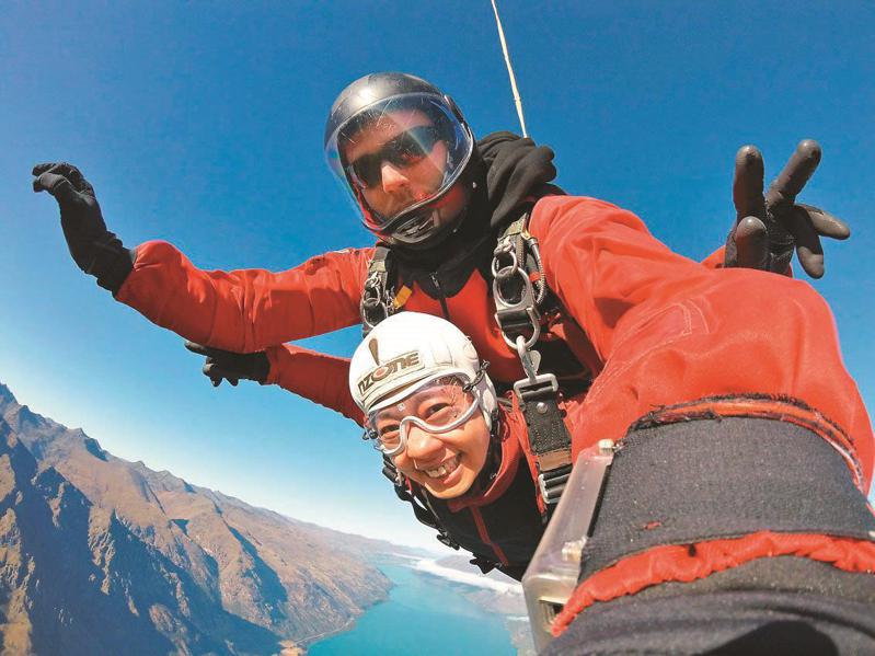 林幸宜（前）在紐西蘭嘗試高空跳傘。圖／林幸宜提供