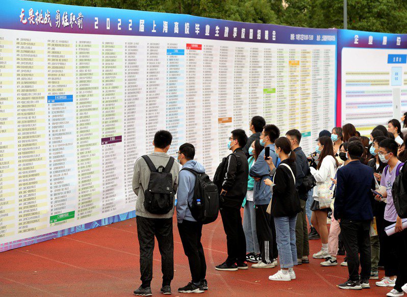 2022屆上海高校畢業生秋季校園招聘會日前在上海建橋學院舉行。（新華社）