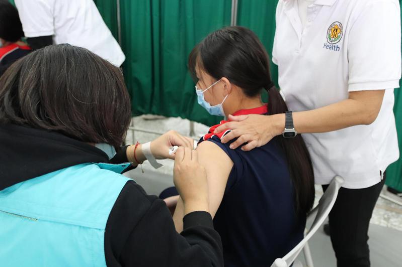 花蓮縣國中一年級生接種公費HPV疫苗，目前已有1114人打疫苗，涵蓋率近9成。圖／花蓮縣衛生局提供