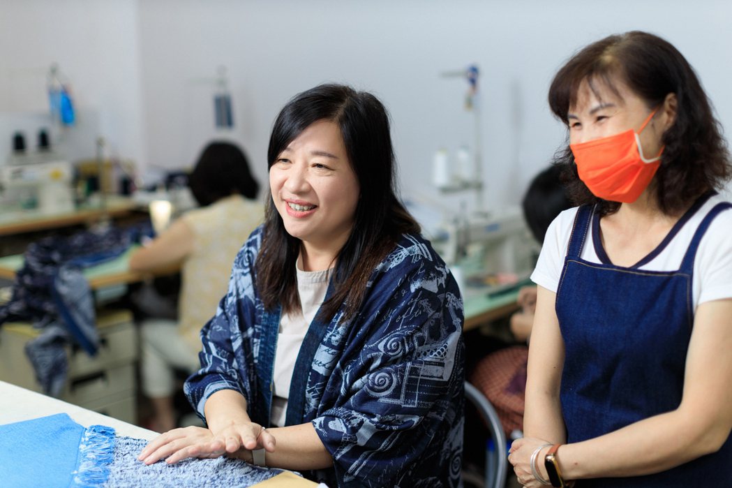 新知工坊提供友善中年婦女、有溫度的工作環境，也鼓勵員工跨界學習。 圖／陳軍杉攝影
